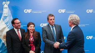 El ministro de Economía Sergio Massa y directivos de la CAF.