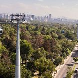 El Cablebús sobrevuela el Bosque de Chapultepec y corredores viales clave, con la Ciudad de México de fondo y foco en aliviar el tránsito en superficie El Cablebús sobrevuela el Bosque de Chapultepec y corredores viales clave, con la Ciudad de México de fondo y foco en aliviar el tránsito en superficie