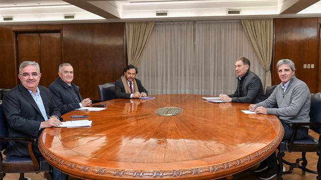Osvaldo Jaldo, Gustavo Sáenz y Raúl Jalil se reunieron con Luis Caputo y Diego Santilli en el Ministerio de Economía.
