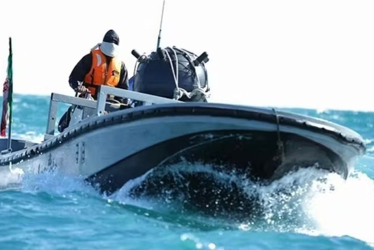 EE.UU. destruyó la flota tradicional de Irán, pero no previo que emplearían lanchas rápidas para efectuar el minado del estrecho de Ormuz. EE.UU. destruyó la flota tradicional de Irán, pero no previo que emplearían lanchas rápidas para efectuar el minado del estrecho de Ormuz.