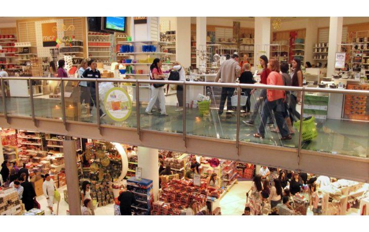 Los sectores que mejor se movieron fueron jugueterías y materiales para la construcción, ambos con un crecimiento anual de 2,5%, y perfumería y cosmética con una mejora de 2,9% impulsada por la postergación que venían registrando los artículos de ese rubro.