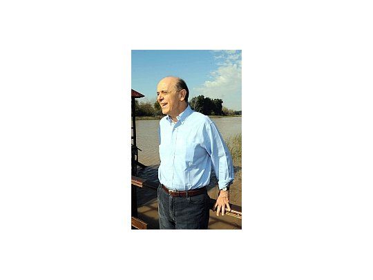 El candidato presidencial opositor, José Serra acusó a su rival Dilma Rousseff de ocultar supuesto casos de corrupción