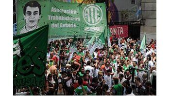 Trabajadores del Estado se manifiestan frente al Ministerio de Trabajo