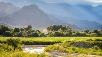 Entre montañas y caminos del norte argentino, todavía existen rincones donde el tiempo parece transcurrir a otro ritmo.