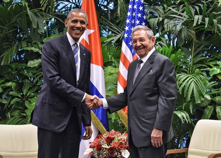 Barack Obama junto a Raúl Castro