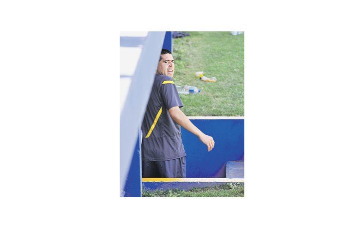 Juan Román Riquelme mira el entrenamiento de sus compañeros desde la boca del túnel. El volante quiere jugar sí o sí el domingo ante Banfield.