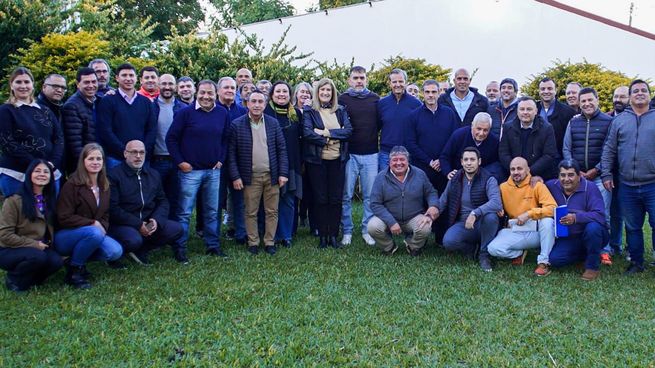 Los intendentes junto a Michel y Bahl este fin de semana en la cumbre de Maciá.&nbsp;