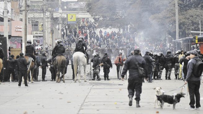 protestas. La aprobación de la reforma constitucional aumentó la tensión de los conflictos y las protestas en la provincia de Jujuy. La Policía reprimió con balas de goma y gases lacrimógenos.