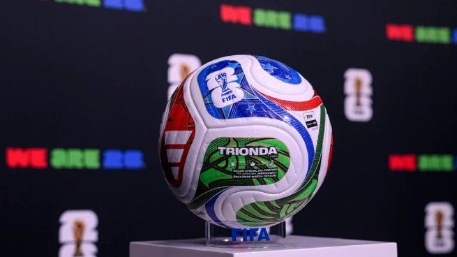 ¿El fin del fútbol? La FIFA presentó la polémica pelota del Mundial 2026, que se carga como un celular
