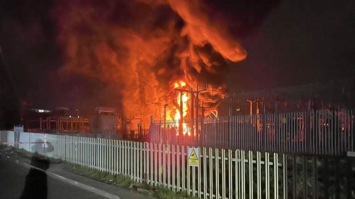 The United Kingdom investigates whether Russia is responsible for the fire that forced the Heathrow Airport to close