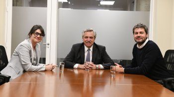 Los candidatos a la jefatura de Gobierno porteño Matías Lammens y Gisela Marziotta junto a Alberto Fernández.&nbsp;