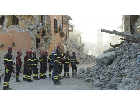 Italia: muertos por terremoto ya son 290 y se intensifica la búsqueda de desaparecidos