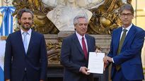 Santiago cafiero y Alberto Fernández recibieron las cartas credenciales de 25 nuevos embajadores.&nbsp;