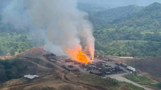 Sigue el incendio en Pemex-Krem 1.