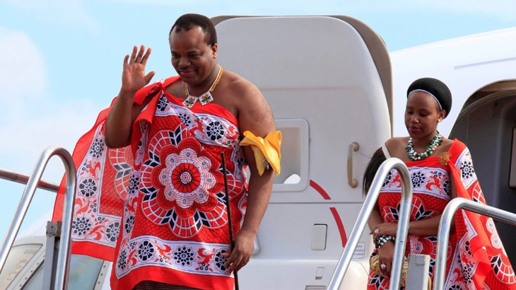 Mswati III, junto a una de sus esposas.