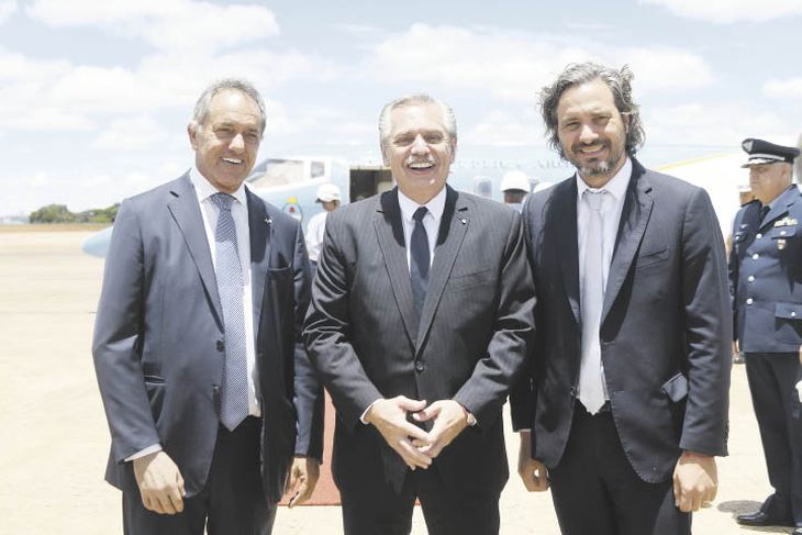 ceremonia. Daniel Scioli, Alberto Fernández y Santiago Cafiero, ayer al llegar, el Presidente argentino a Brasil para participar de la asunción de “Lula”.