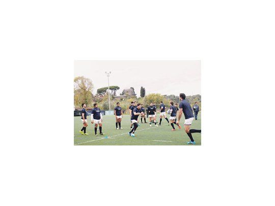 Los Pumas en uno de los últimos entrenamientos antes de enfrentar mañana a Italia, en el cierre de la gira por Europa. Hoy, con el Papa.