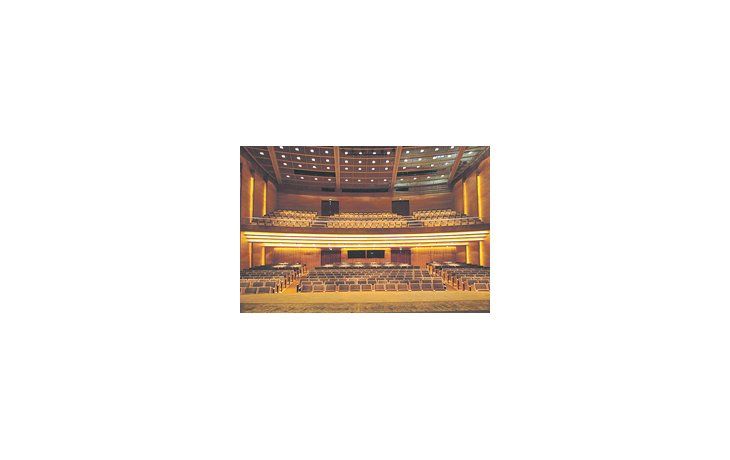 El Teatro Lírico del Centro del Conocimiento cuenta con 373 butacas en platea y 173 en una bandeja superior. Su escenario es de 144 metros cuadrados.