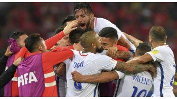 Chile ganó en los últimos minutos ante Camerún.