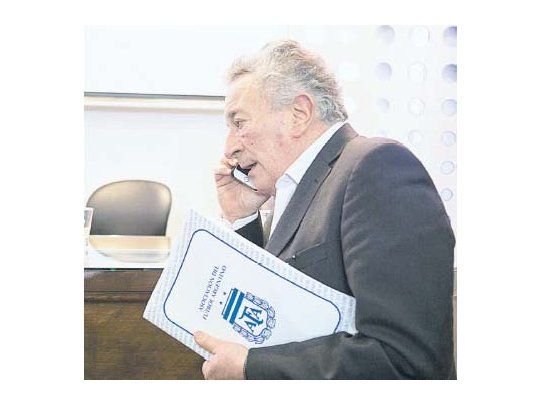 Segura ratificó que está dispuesto a pelear por su puesto. “Tengo la decisión tomada de presentarme a presidente. Tengo la convicción y quiero ser candidato”, aseguró el presidente de la AFA. No obstante, algunos dirigentes ya exploran una tercera vía entre él y Tinelli.