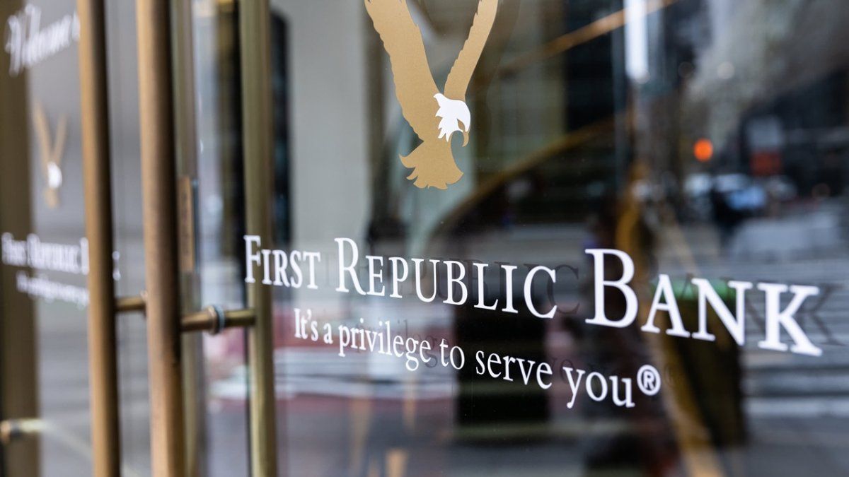 The First Republic Bank collapses 11% and the sale is analyzed