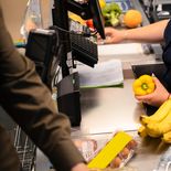 La coincidencia del Día del Empleado de Comercio con el fin de semana reabrió el debate entre los sindicatos y los empresarios del rubro.