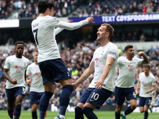 Cristian Romero (atrás) festeja uno de los tantos del coreano Son que le dieron un triunfo importante a Tottenham en la Premier League.