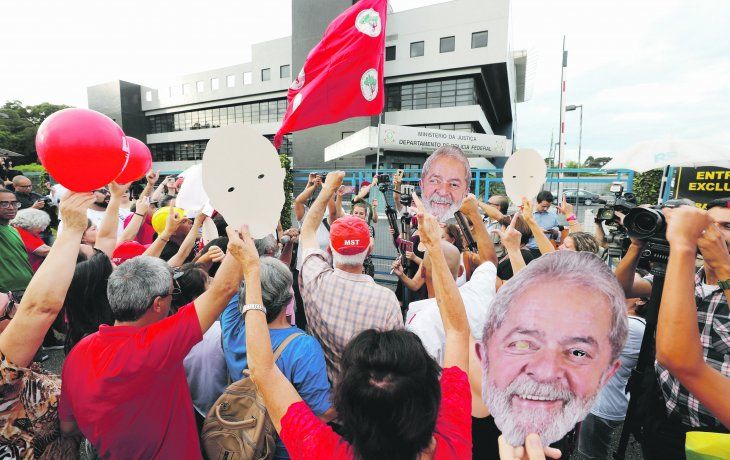 EXPECTATIVA Y DECEPCIÓN. Seguidores del Partido de los Trabajadores (PT) esperaron por horas la liberación de Lula de Silva en la cárcel de Curitiba.&nbsp;