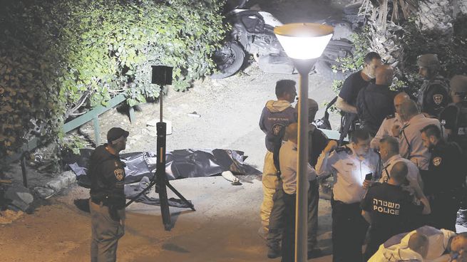 horror. El cadáver de una persona yace en las calles de la ciudad ultraortodoxa cerca de Tel Aviv. El atacante fue abatido.