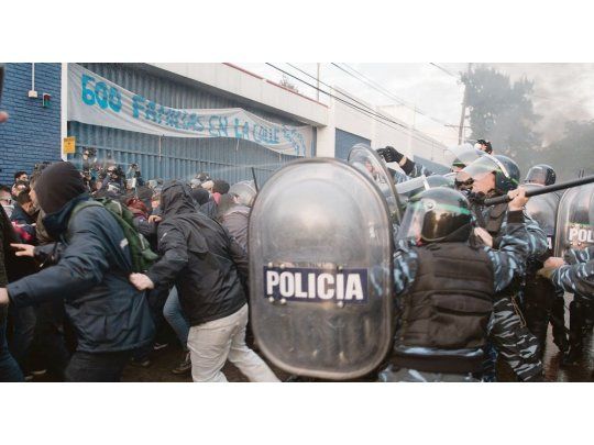 Tensión. Durante varias horas al menos 500 efectivos policiales intervinieron para desalojar a los trabajadores de la planta de Pepsico. Hubo importantes incidentes, pero finalmente los ocupantes salieron pacíficamente de la fábrica.