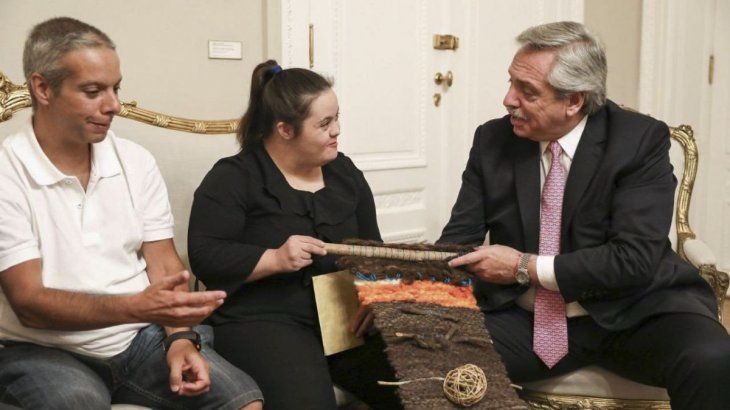 Alberto entregará un tejido en telar hecho por la asociación civil que trabaja con personas con discapacidad.