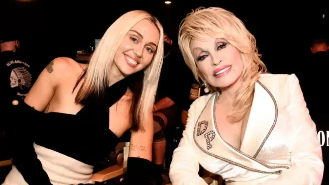 Miley y Dolly compartieron una relación de familia además de su vinculo profesional.