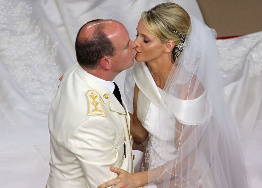 Los recién casados intercambiaron un furtivo beso durante el enlace religioso.