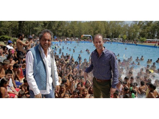 Daniel Scioli y Martín Insaurralde en una colinia de Villa Albertina.