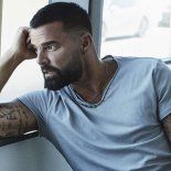 El artista tiene una fortuna de millones de dólares gracias a su exitosa carrera. El artista tiene una fortuna de millones de dólares gracias a su exitosa carrera.