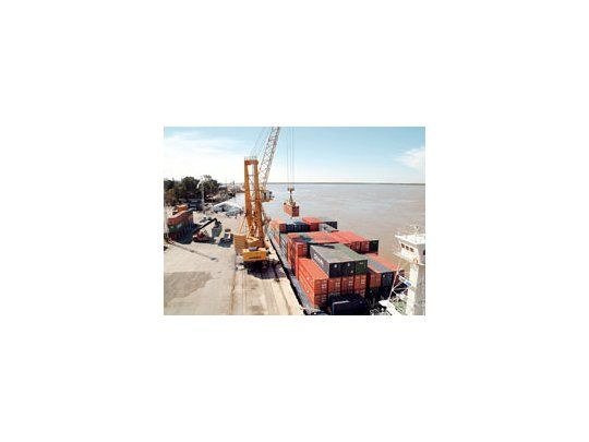 Las negociaciones se dan en el marco de la crisis que enfrenta la operadora del puerto de Rosario, al ritmo del crecimiento de la deuda que la aqueja.