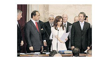 ámbito.com | Traspaso de mando en elCongreso. La presidenteCristina de Kirchner juramientras el saliente NéstorKirchner, su vice JulioCobos y el ahora gobernadorde la provincia deBuenos Aires, DanielScioli, la observan condetenimiento.