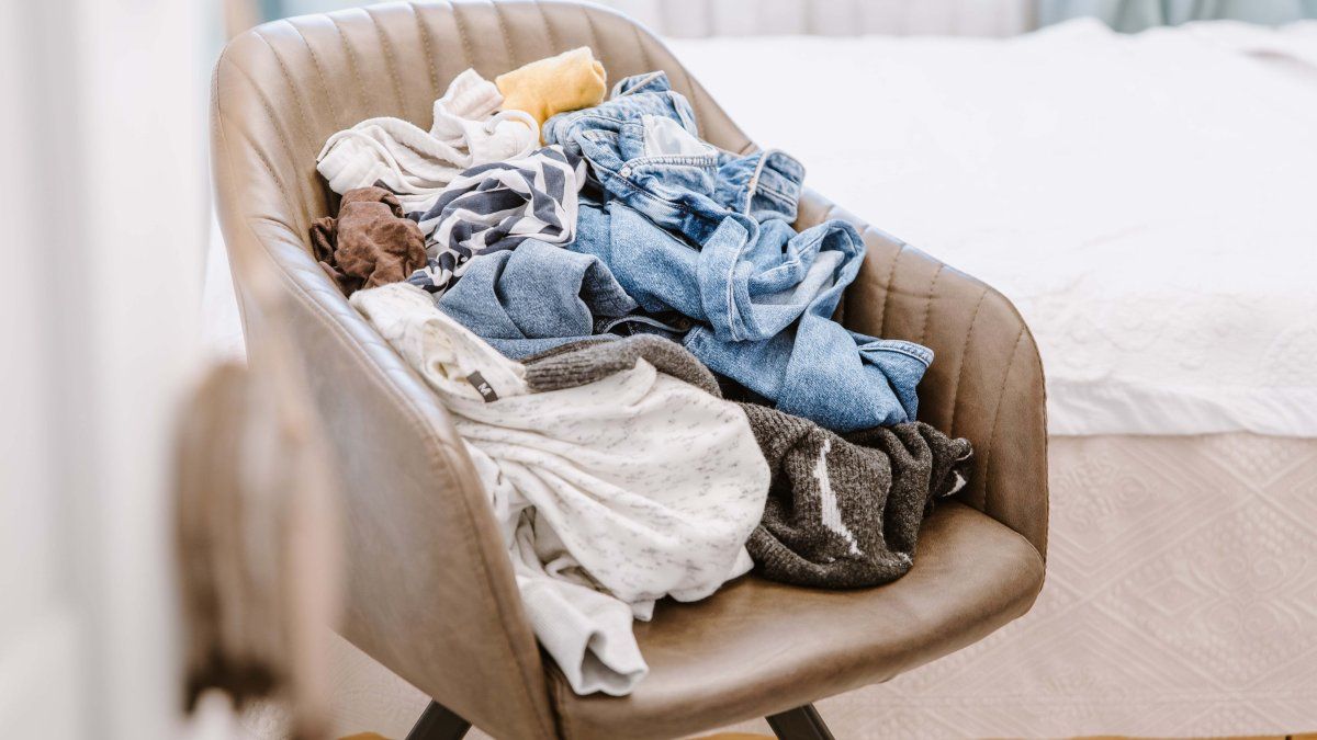 The new method that is trending to avoid leaving clothes on the bedroom chair