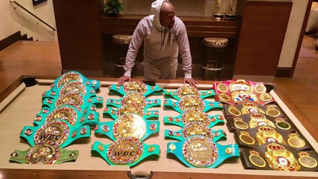 La leyenda del boxeo no escatima en regalos para sus familiares.