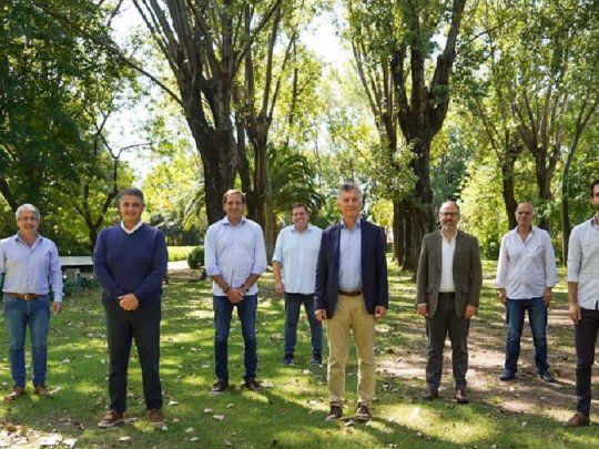 Con su primo Jorge, intendente de Vicente López, como anfitrión, Macri conversó además con los intendentes Néstor Grindetti de Lanús; Diego Valenzuela de Tres de Febrero; Julio Garro de La Plata; Javier Martínez de Pergamino; Guillermo Montenegro de General Pueyrredón; Pablo Petrecca de Junín; y Héctor Gay de Bahía Blanca.