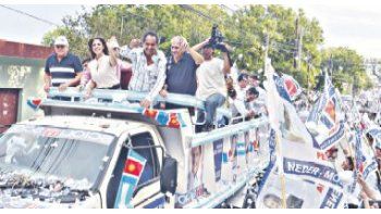 Daniel Scioli llevó ayer su campaña al norte del país y estuvo, entre otras provincias, en una caravana en Santiago del Estero, provincia gobernada por el matrimonio Zamora.