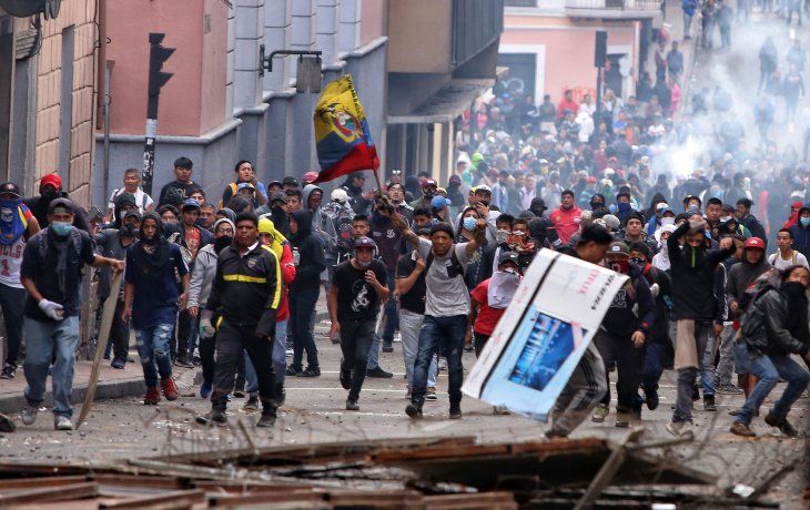 El gobierno de Ecuador decretó el toque de queda y la militarización de Quito