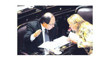 ámbito.com | Como siempre, Ernesto Sanz fue uno de los artífices de la estrategia del radicalismo, cuestionada, en el recinto en la última sesión. En la foto, discutiendo con Liliana Negre de Alonso.
