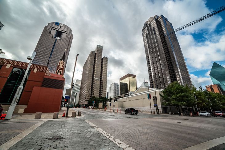El moderno perfil urbano del centro de Dallas combina rascacielos, desarrollos corporativos y una infraestructura que convirtió a la ciudad texana en uno de los principales polos económicos de Estados Unidos y una de las sedes del Mundial 2026 El moderno perfil urbano del centro de Dallas combina rascacielos, desarrollos corporativos y una infraestructura que convirtió a la ciudad texana en uno de los principales polos económicos de Estados Unidos y una de las sedes del Mundial 2026