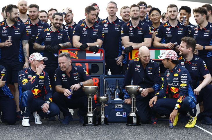 El neerlandés Max Verstappen, de Red Bull, celebra con el director del equipo Christian Horner y con el director técnico Adrian Newey la conquista del GP de Japón, el 7 de abril pasado.