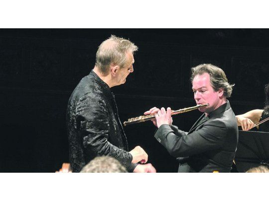 historicista y moderno. El director Trevor Pinnock y el flautista Emmanuel Pahud en el concierto del Mozarteum.