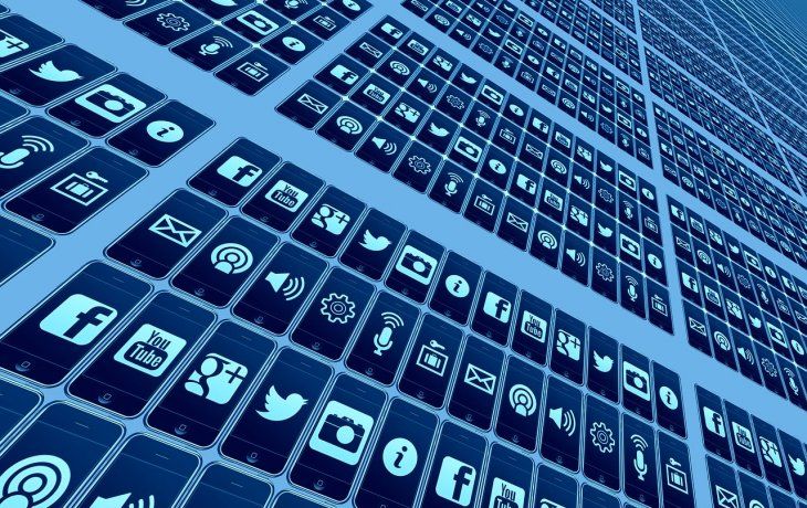 El modelo de negocio de estas empresas, según lo describe AI, consiste en ofrecerle a las personas sus servicios de forma gratuita a cambio de gestionar los datos personales íntimos que los usuarios ceden al utilizar cada una de las plataformas de estas dos gigantes.
