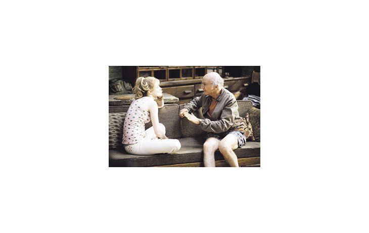 Larry David y Evan Rachel Wood en «Que la cosa funcione», un viejo guión de Woody Allen que no logra disimular el paso del tiempo.