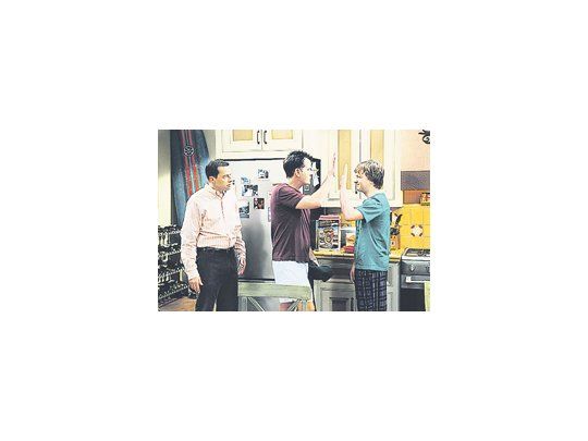Charlie Sheen en «Two and a Half Men». Quizá la serie continúe, pero con un sustituto. El controvertido actor abrió cuenta en Twitter y alcanzó el millón de seguidores en poco más de un día.