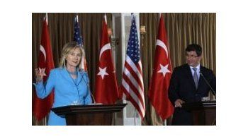 La secretaria de Estado, Hillary Clinton, junto a su par de Turquía, Ahmet Davutoglu.